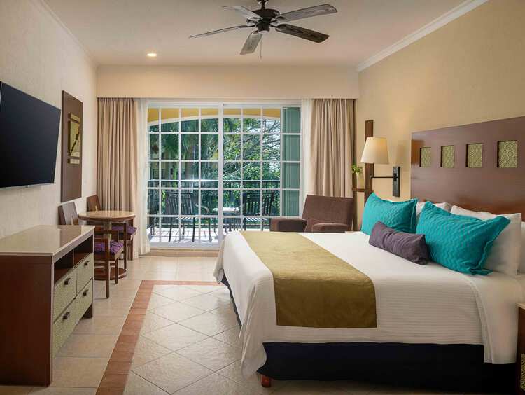 Habitación de lujo con TV de pantalla plana