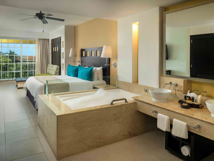 Un balcón privado con jacuzzi y zona de estar.