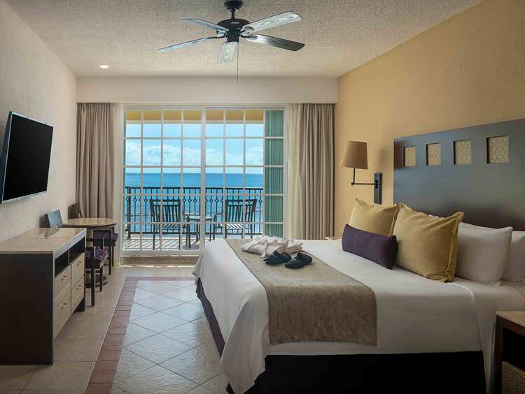 Sala de estar en suite de tres recamaras