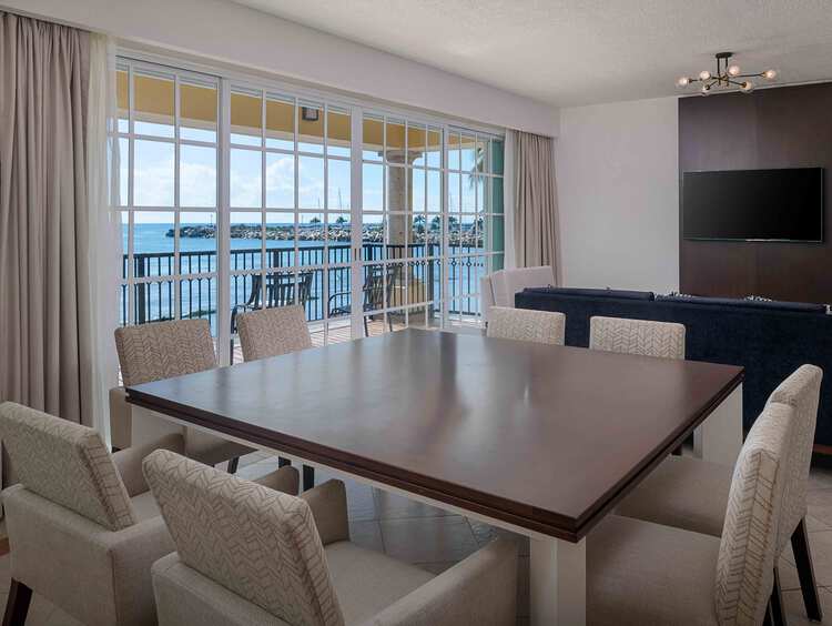 Sala de estar de tres dormitorios en suite