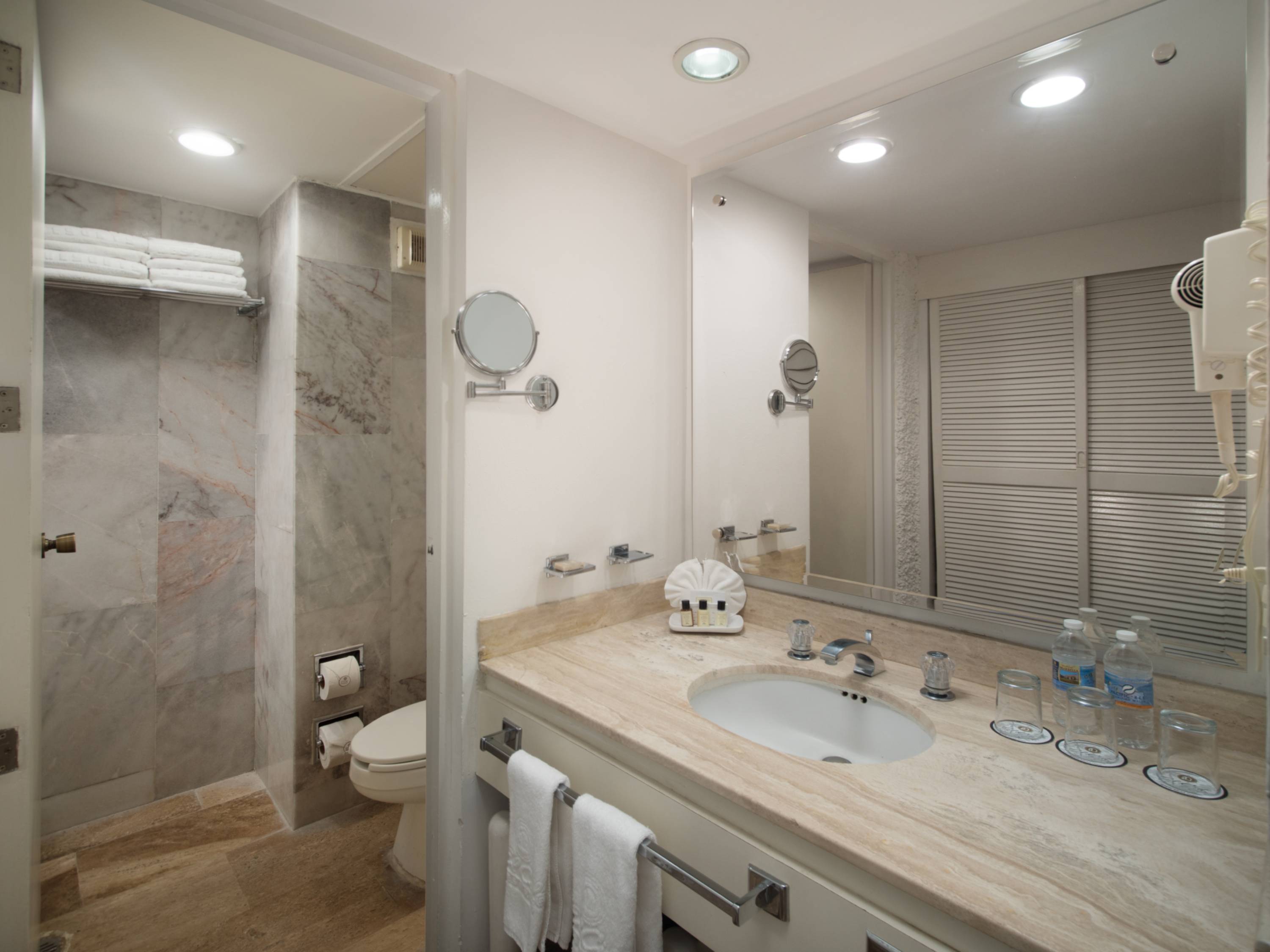 Baño de habitación con acabados en mármol.