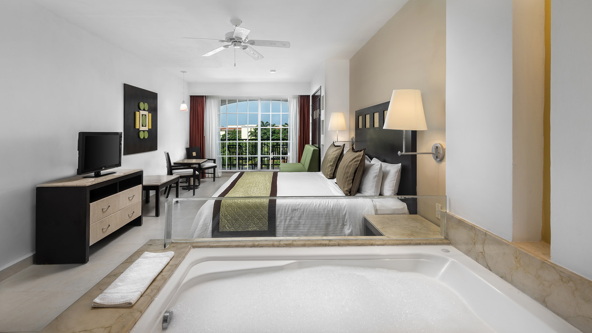 Un balcón privado con jacuzzi y zona de estar.