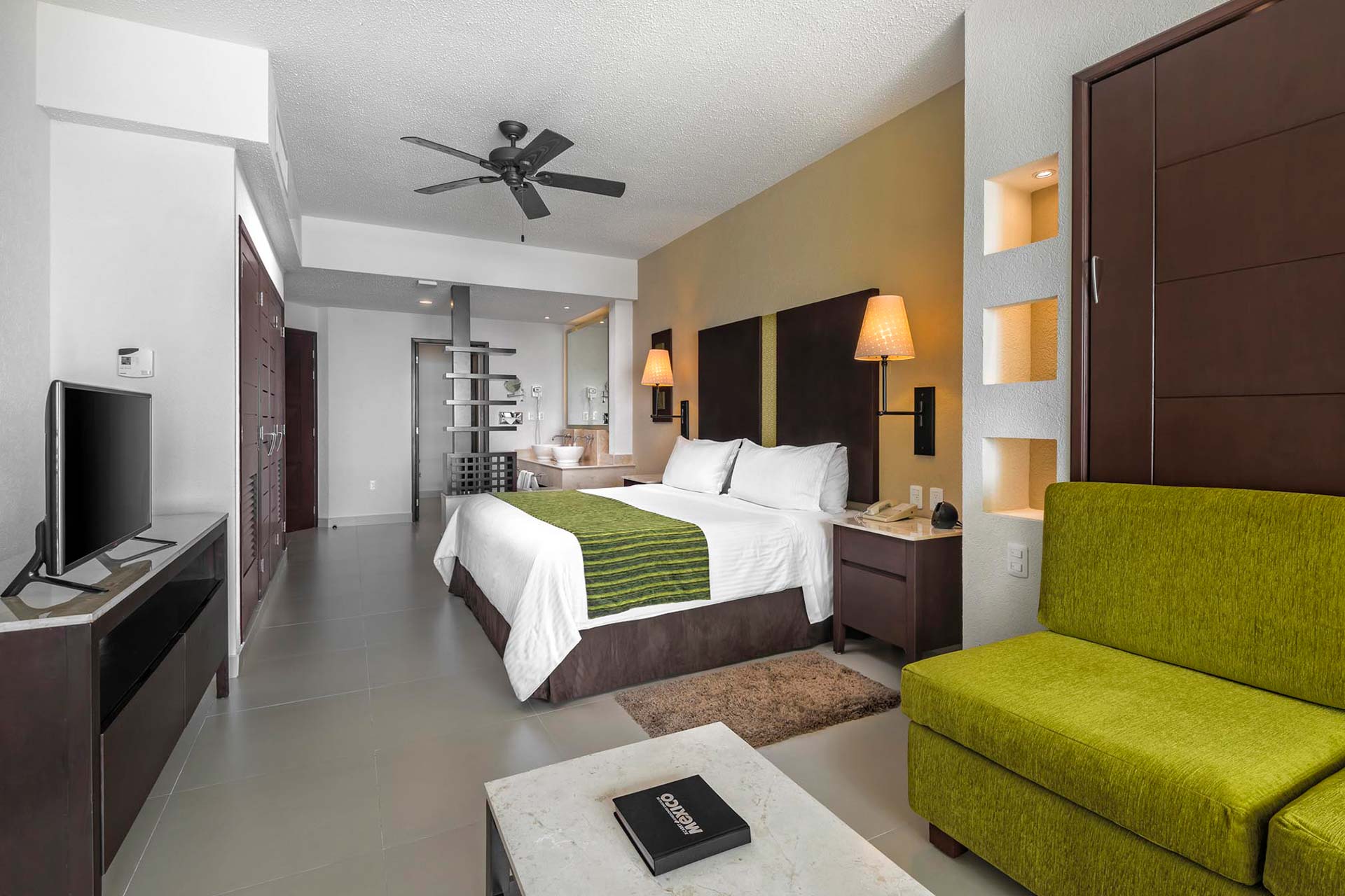 Junior suite con una cama y zona de estar.