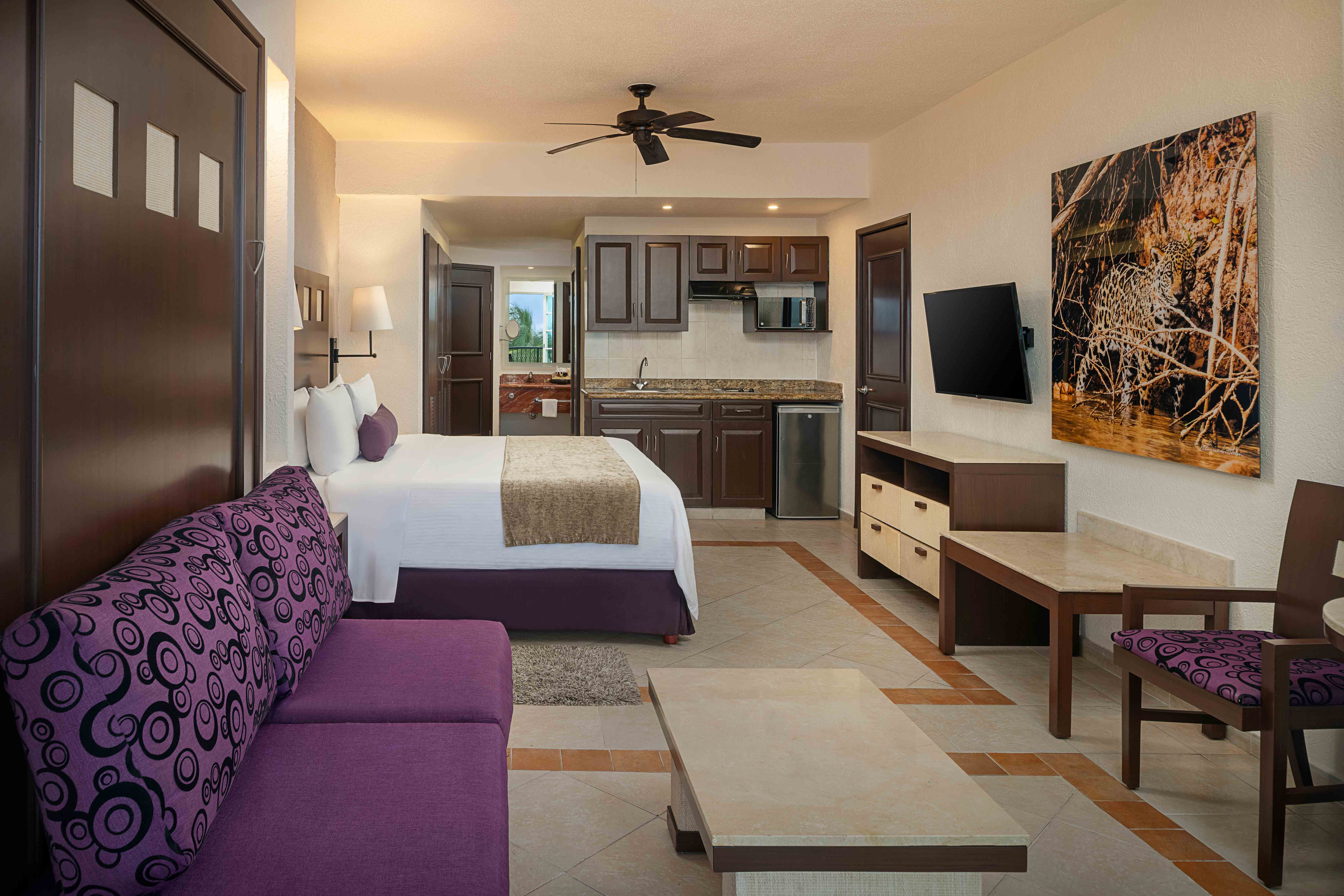 Junior suite platinum with two beds and a TV