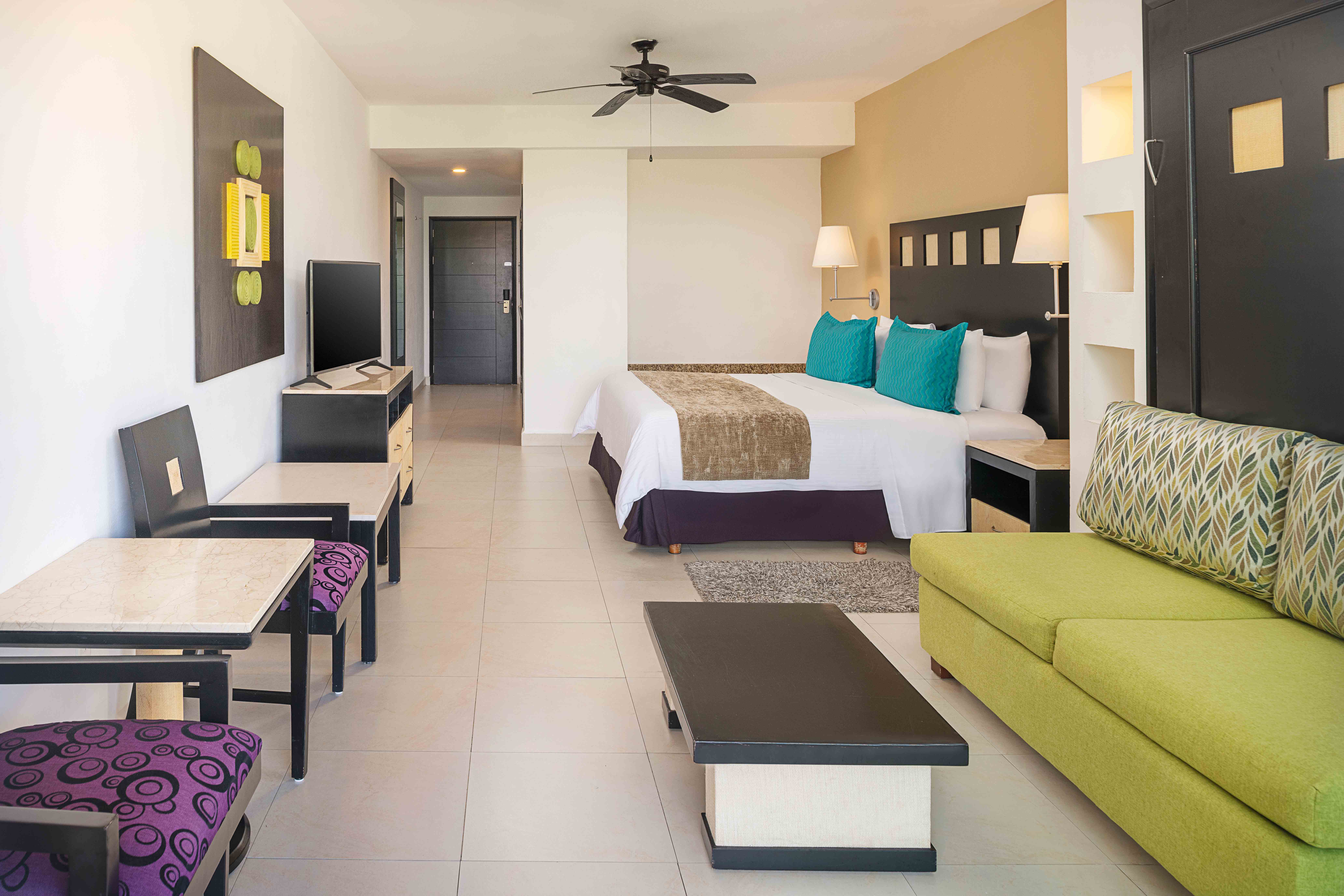 Junior suite with one bed and a seating area