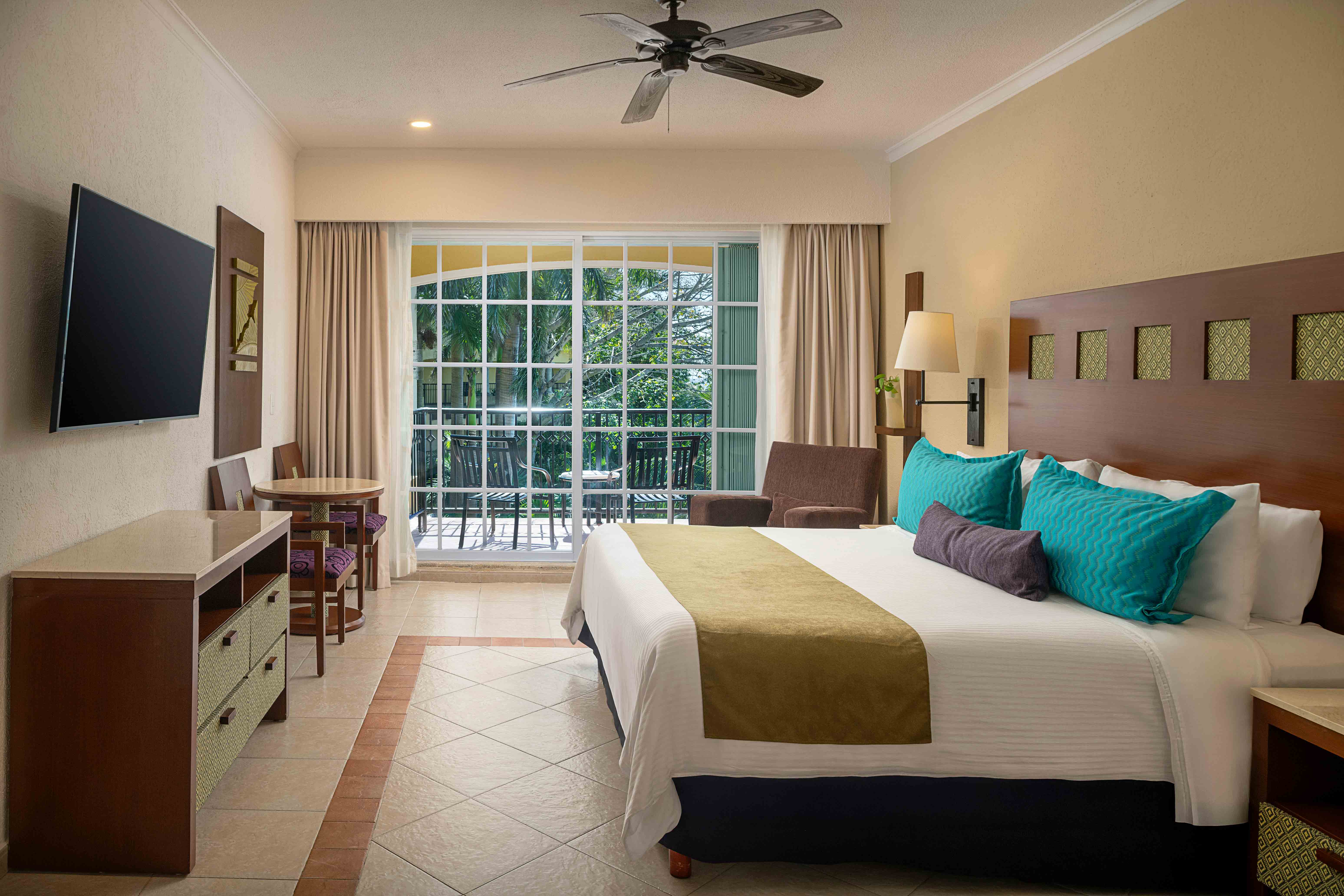 Luxury king room with a flat-screen TV