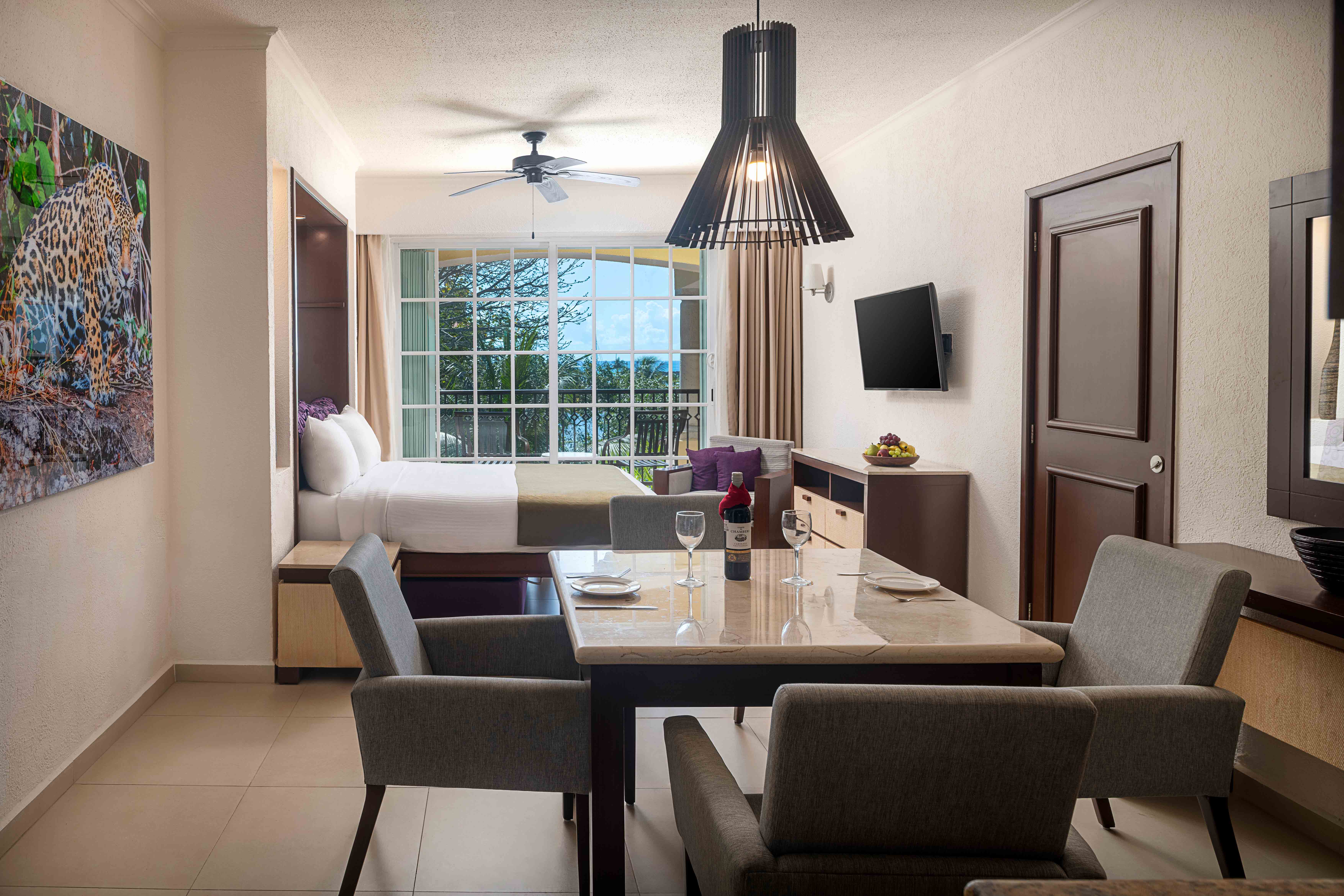 One bedroom suite platinum with dining area