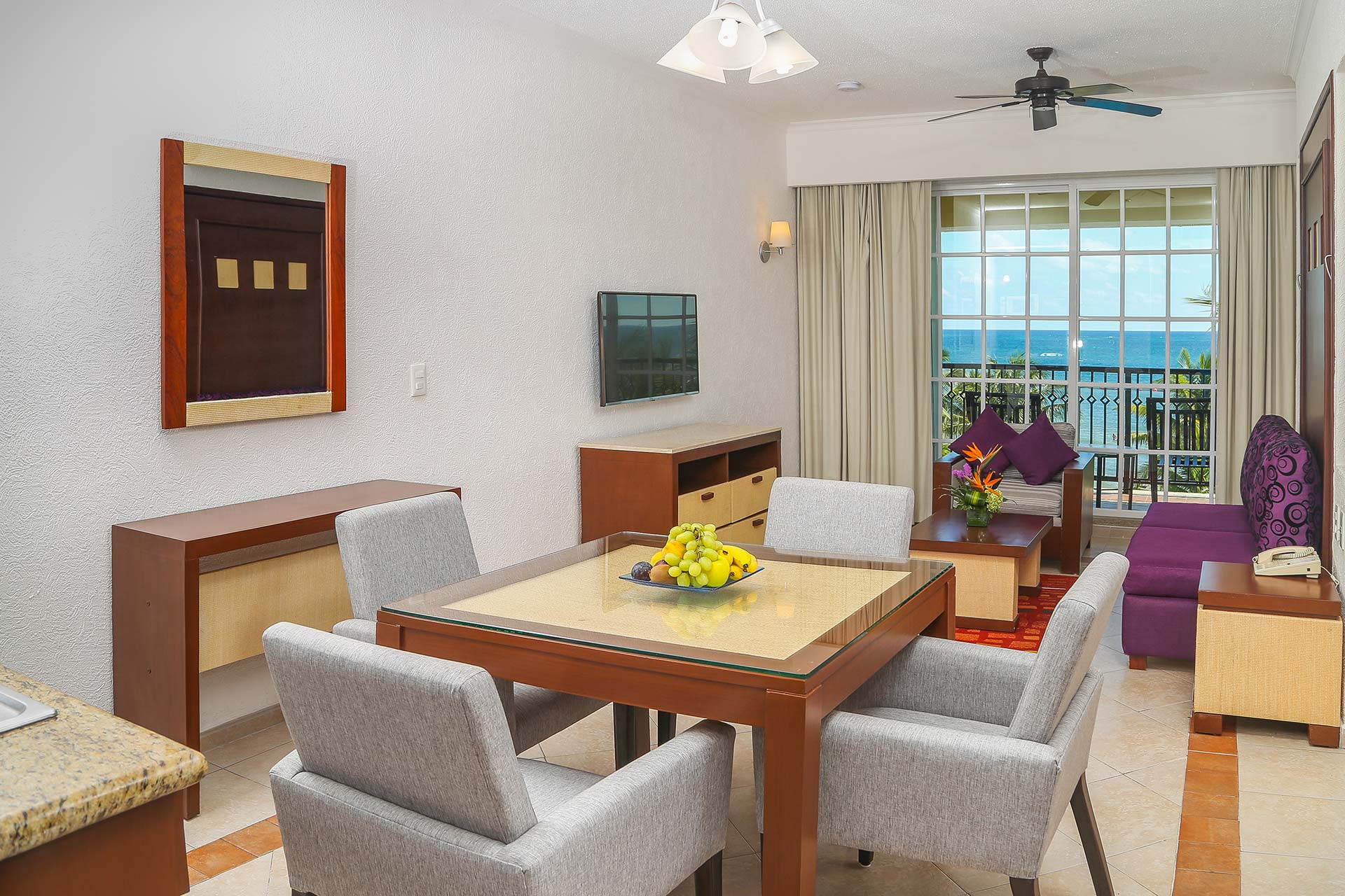 One bedroom suite platinum with dining area